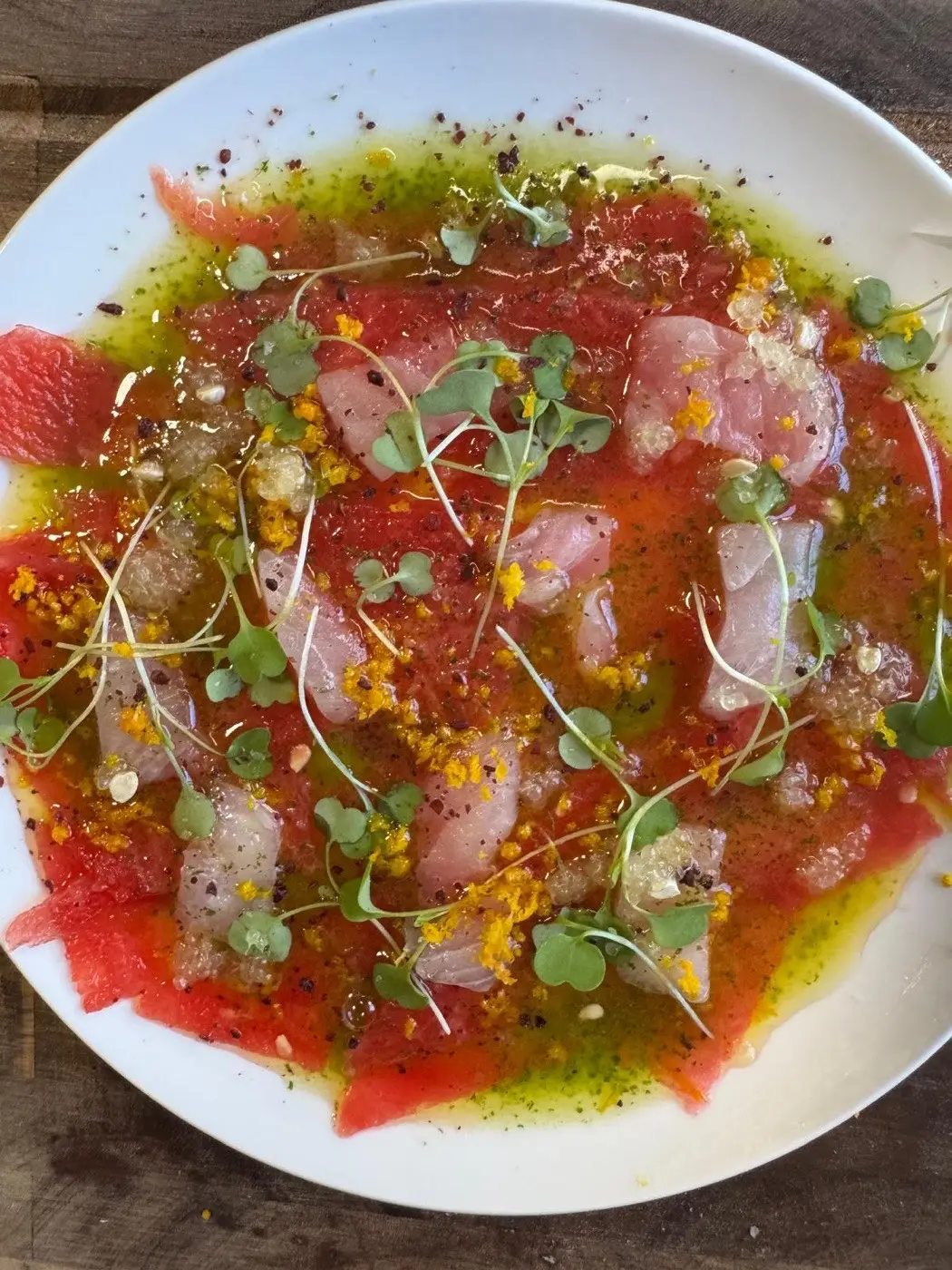 קרפצ'יו דג ואבטיח עם עלי מיקרו